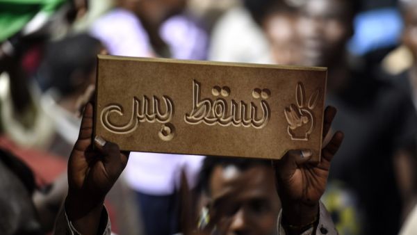 Talks between Sudan's ruling military council and protesters are set to resume, army rulers announced, as Islamic movements rallied for the inclusion of sharia in the country's roadmap. (Mohamed el-Shahed / AFP)