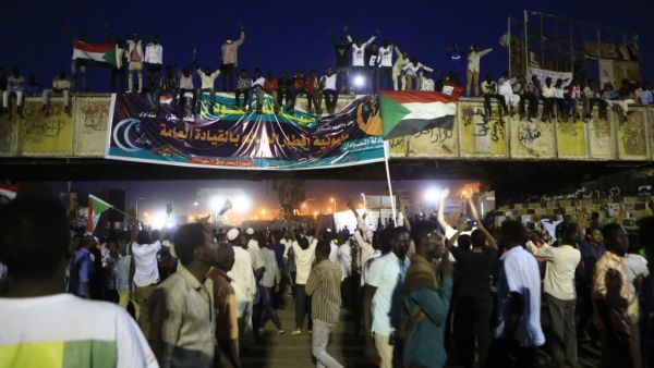 Sudanese demonstrators gather outside the military headquarters in Khartoum in the capital Khartoum on May 20, 2019. (AFP)