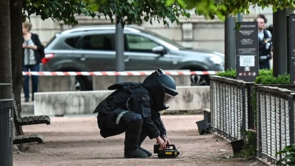 A bomb disposal expert works at the scene of a suspected package bomb blast along a pedestrian street in the heart of Lyon, southeast France, on May 24, 2019. (AFP/ File Photo)