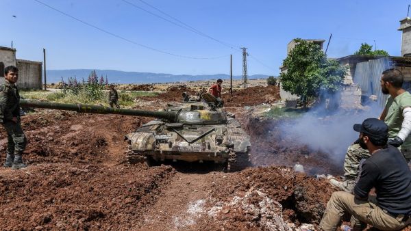 A Syrian government forces' tank navigates through the village of al-Jabiriya in the northern countryside of Hama province on May 25, 2019. (George OURFALIAN / AFP)