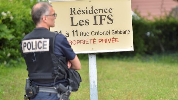 A French police officer stands guard during the search for evidences in front of les IFS residence on May 27, 2019 in Oullins, near the home of a suspect arrested earlier over an explosion in the heart of the southeastern city of Lyon last week which injured 13 people. (ROMAIN LAFABREGUE / AFP)