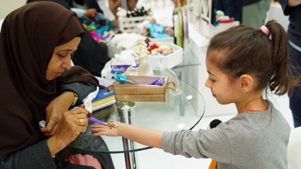 فعاليات الحناء في معرض تورينو الدولي للكتاب. 