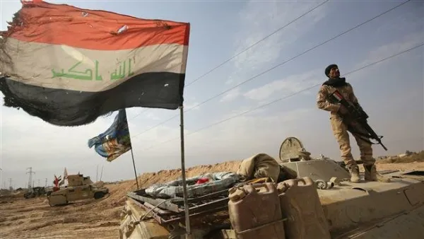 Iraqi forces take position near the Syrian border after recapturing the border town of Qaim in Anbar Province on November 4, 2017. (Photo by AFP)