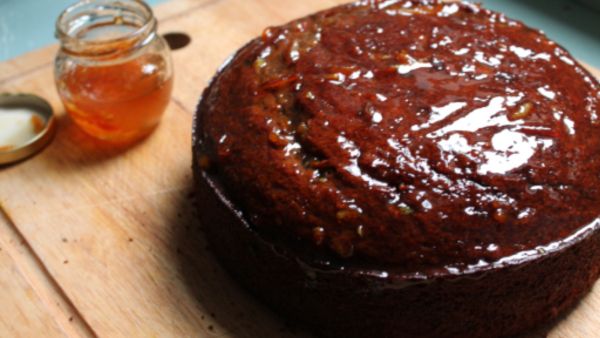 كيكة التمر بمربى المشمش