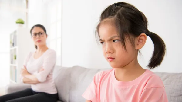 ضرورة إظهار الأم مشاعرها نحو طفلها بحيث تتأكد من أنه يعي تماماً أنها تحبه حتى لو أنها تكره سلوكه السيىء