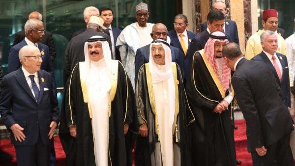 Front row from L to R: Tunisian President Beji Caid Essebsi, Bahrain's King Hamad bin Isa al-Khalifa, Kuwaiti Emir Sheikh Jaber al-Ahmad al-Sabah, Saudi King Salman bin Abdulaziz and Jordan's King Abdullah II at OIC. (AFP)