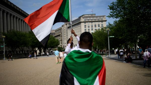 People protest against the deadly military raid on a nonviolent sit-in in Khartoum, Sudan, outside of the White House on June 8, 2019 in Washington, DC. (Brendan Smialowski / AFP)