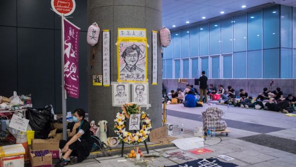 Hong Kong police on June 22 slammed an "illegal" blockade of its headquarters after a 15-hour siege by anti-government demonstrators calling for the resignation of the city's pro-Beijing leader. (Dale DE LA REY / AFP)