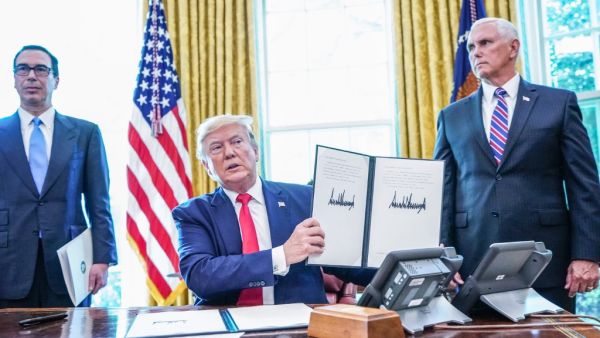US President Donald Trump signs with US Vice President Mike Pence(R) and US Secretary of Treasury Steven Mnuchin at the White House on June 24, 2019, 'hard-hitting sanctions' on Iran's supreme leader. (MANDEL NGAN / AFP)