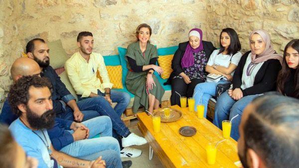 Queen Rania and youth at the Kawon bookshop in Madaba on Sunday. (Photos courtesy of Royal Court)