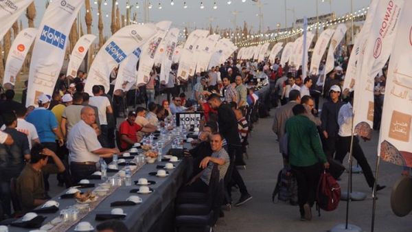 The largest Iftar table in the world held at the new Administrative Capital in Egypt spanning 3 Kilometers with 7000 guests. (Twitter)