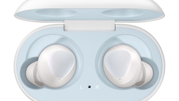 توفر Galaxy Buds مزايا استثنائية، حيث تتصل بأجهزة Galaxy الخاصة بك بلحظة عبر تقنية بلوتوث لتقدم لك أفضل أداء ممكن توفر Galaxy Buds مزايا استثنائية، حيث تتصل بأجهزة Galaxy الخاصة بك بلحظة عبر تقنية بلوتوث لتقدم لك أفضل أداء ممكن