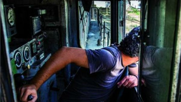 Railway Men is a road movie that draws a portrait of Tunisian railway men and women
