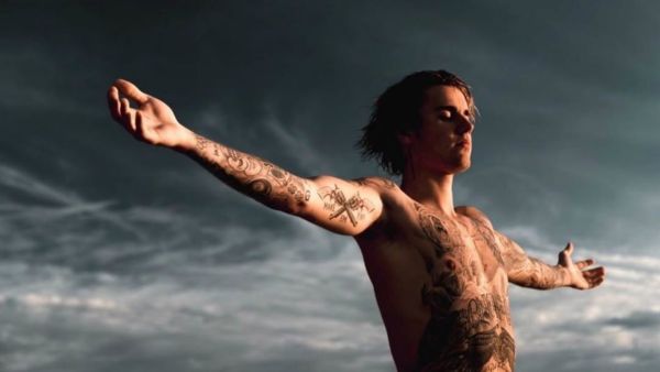 Singer Justin Bieber proposed via Twitter a fight with film star Tom Cruise Source justinbieber Instagram