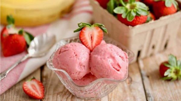 مثلجات الفراولة والاناناس