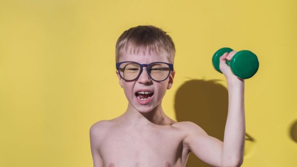 يجب التوجه إلى طبيب متخصص في التغذية من أجل إجراء الفحوصات لتحديد حالة الطفل ومعرفة سبب النحافة