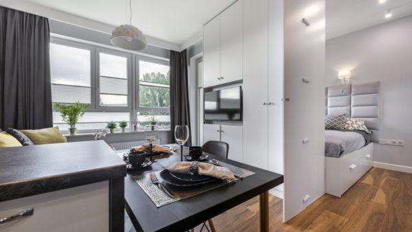 يُفضَّل اختيار الستائر ذات التصميمات البسيطة بحيث تحمل نوعين من القماش في الحدِّ الأقصى يُفضَّل اختيار الستائر ذات التصميمات البسيطة بحيث تحمل نوعين من القماش في الحدِّ الأقصى