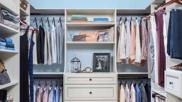 تُخرج الملابس من أكياس التنظيف الجاف البلاستيكية لأنَّها تحبس الرطوبة تُخرج الملابس من أكياس التنظيف الجاف البلاستيكية لأنَّها تحبس الرطوبة