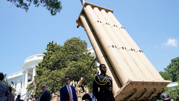 تستطيع "ثاد" اعتراض الصواريخ القادمة داخل وخارج الغلاف الجوي للأرض على مسافة 200 كيلومتر