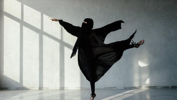 انهاء الولاية على القاصر سنا ببلوغه سن الثامنة عشرة، ما لم تحكم المحكمة باستمرارها عليه