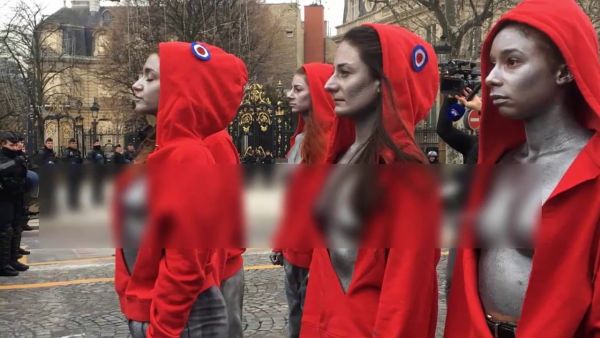 احتجاج الناشطات بعد تخفيف التهمة على اثنين من رجال الإطفاء الثلاثة من “اغتصاب” قاصر