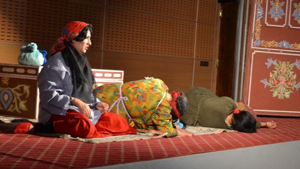 مشهد من مسرحية "أنا وبناتي" الكوميدية.