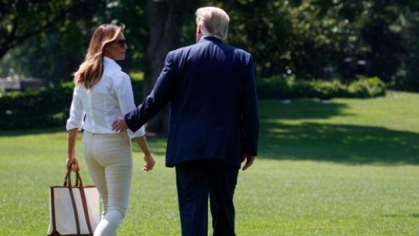  عمر حصلت على الجنسية عام 2000،   أما ميلانيا فقد حصلت عليها بعد ستة أعوام وهي في سن الـ 36 