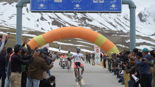 Finishing nearly 5,000 metres above sea level after hundreds of kilometres winding past blackened glaciers and snow-capped peaks: a new Pakistani race presents a world-class challenge for cyclists -- climbing towards the 'Roof of the World'. (AAMIR QURESHI / AFP)