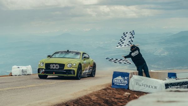 أظهرت Bentley Bentayga أداءها الاستثنائي عبر تسجيل الرقم القياسي الخاص بسيارات SUV الإنتاج العام على مسار بايكس بيك.