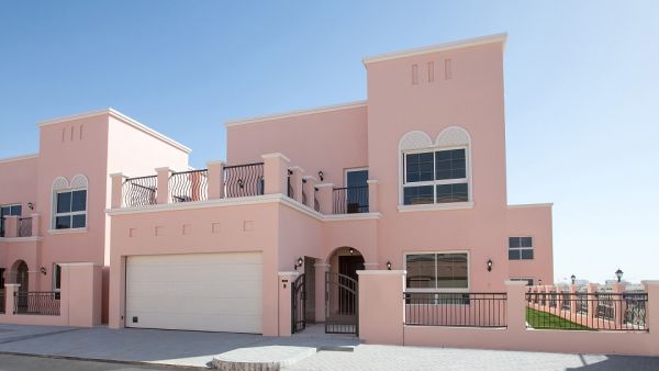 سيضم مجتمع "ند الشبا" العديد من مرافق اللياقة البدنية والترفيهية، بما في ذلك مسارات مخصصة للدراجات الهوائية والجري بطول 5 كم قيد الإنشاء حالياً تحيط بكامل المشروع، ونادي مجتمعي قادم يضم مطعماً، وحوض سباحة، وصالة رياضية وملاعب رياضية.