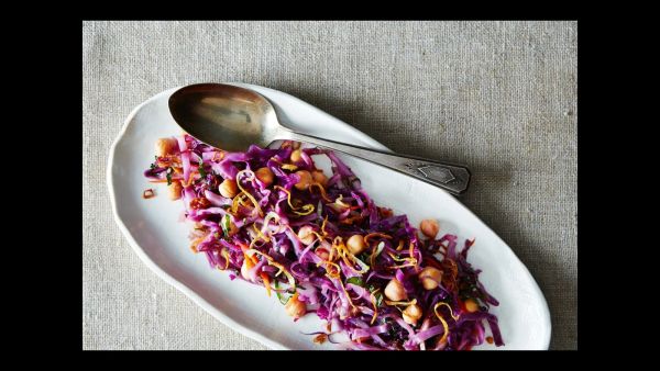 سلطة الملفوف الاحمر والحمص