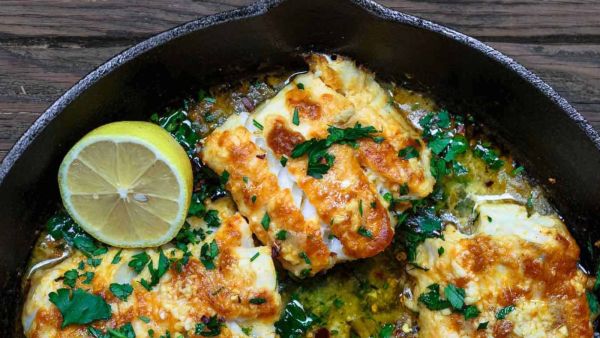 سمك القد المخبوز مع الليمون والثوم