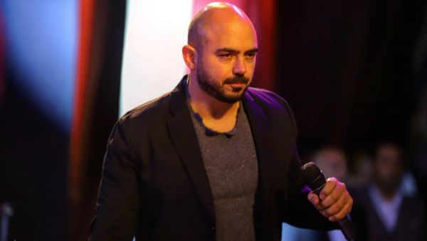 A fan asked Mahmoud Al-Esseily to take a photo with him during a concert Source esseily Instagram