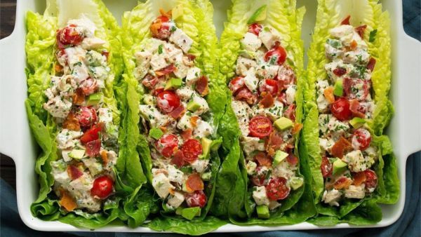 سلطة الدجاج في لفائف الخس