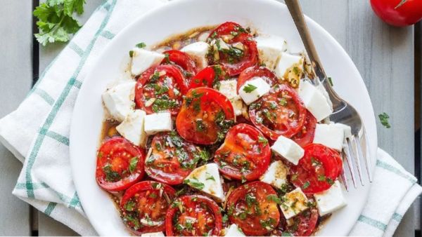 طبق الطماطم المتبلة بالموزاريلا