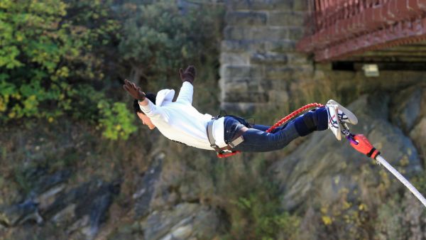 Bungee jumper (Shutterstock)	