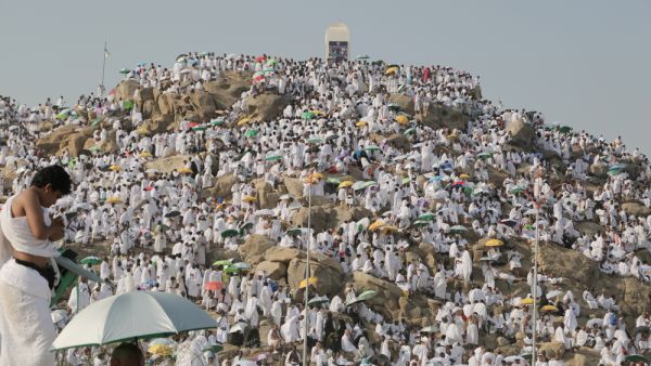 Muslims at Mount Arafat (Shutterstock)	