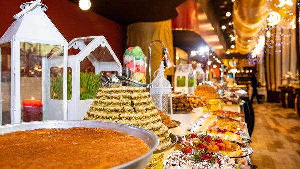 يدعو الفندق ضيوفه الأعزاء للانضمام إلى مائدة غداء عيد الأضحى الفاخرة التي تضم أشهى الأطباق الشرق أوسطية والعالمية
