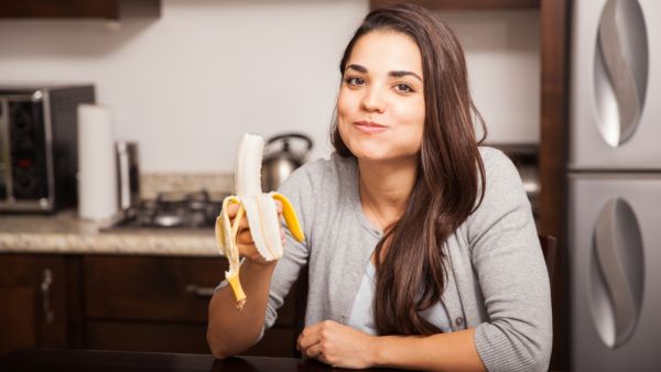 من فوائد تناول الموز قبل النوم هو أنه يمكن أن يكون بديلا للوجبات غير الصحية في هذه الفترة المسائية من فوائد تناول الموز قبل النوم هو أنه يمكن أن يكون بديلا للوجبات غير الصحية في هذه الفترة المسائية