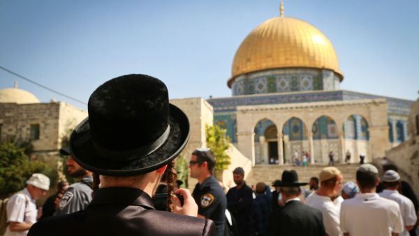  القوات الإسرائيلية استخدمت الرصاص المطاطي وقنابل الصوت ضد المصلين الفلسطينيين. 