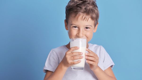  على الأبوين الاهتمام بتناول الطفل الحليب أو بدائله