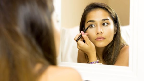 كلما كان محدد العين داكناً كلما برزت الرموش وهي خطوة هامة تساعد في إظهار العين أكثر وسعاً