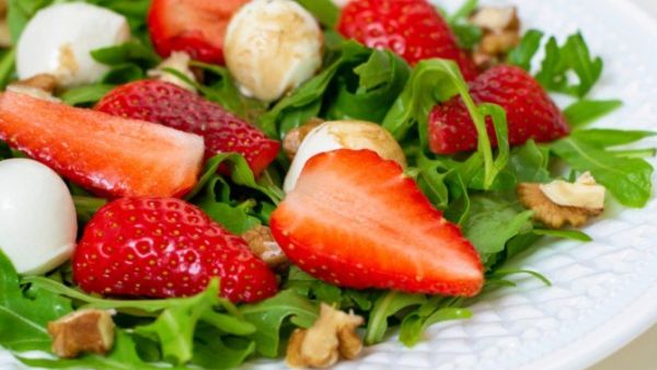 سلطة جرجير وفراولة