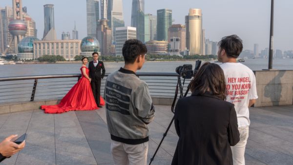 إذا كنتِ ملتزمة بميزانية محدودة ابحثي بين المصوّرين الناشئين عن مصوّر ذي موهبة جيدة إذا كنتِ ملتزمة بميزانية محدودة ابحثي بين المصوّرين الناشئين عن مصوّر ذي موهبة جيدة