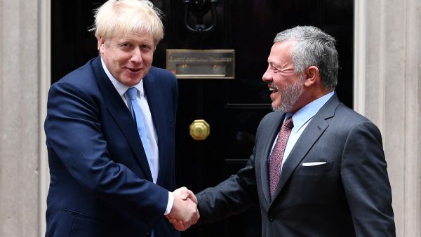 Britain's Prime Minister Boris Johnson (L) greets King Abdullah II of Jordan outside 10 Downing Street in London on August 7, 2019, ahead of bilateral talks and a working lunch.  (Daniel LEAL-OLIVAS / AFP)