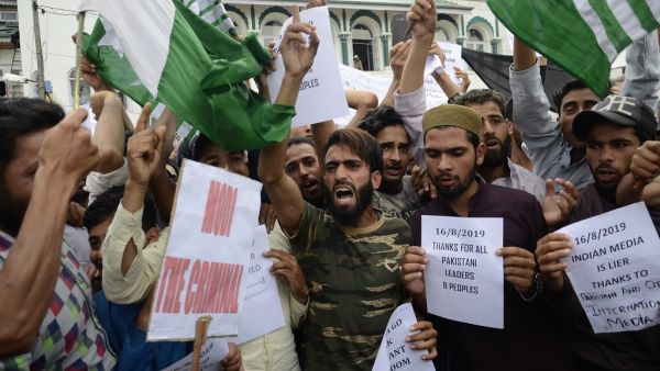 Protesters shout slogans at a rally against the Indian government's move to strip Jammu and Kashmir of its autonomy and impose a communications blackout, in Srinagar on August 16, 2019. (STR / AFP) Protesters shout slogans at a rally against the Indian government's move to strip Jammu and Kashmir of its autonomy and impose a communications blackout, in Srinagar on August 16, 2019. (STR / AFP)