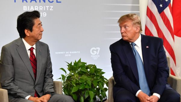 Japan's Prime Minister Shinzo Abe (L) and US President Donald Trump look at each other during a bilateral meeting on the sidelines of the G7 summit in Biarritz, south-west France on August 25, 2019. (AFP/ File Photo)