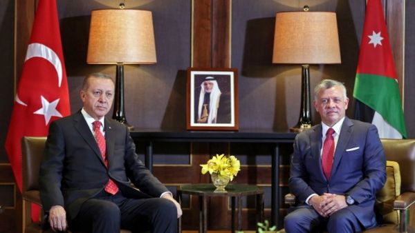 Jordan's King Abdullah II (R) meets with Turkish President Recep Tayyip Erdogan at the royal palace in Amman on August 21, 2017. (AFP Photo/Khalil Mazraawi)