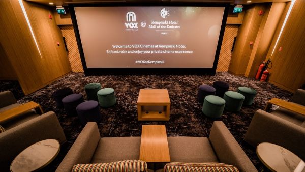 تتألف قاعة السينما الخاصة من منطقتين منفصلتين: إحداهما قاعة عرض مجهزة بتقنية سمعية وبصرية متطورة و15 مقعدًا وثيرًا، أما المنطقة الأخرى فتضم قاعة فاخرة مجهزة ببار ومنطقة لتناول الطعام بالإضافة إلى طاولة من الرخام.