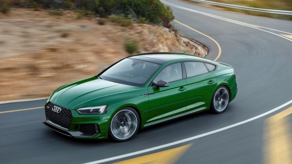تأتي سيارة RS 5 Sportback بعجلات معدنية مصقولة قياس 19 بوصة كتجهيز أساسي، فيما تتوافر عجلات بقياس 20 بوصة كتجهيز اختياري. 